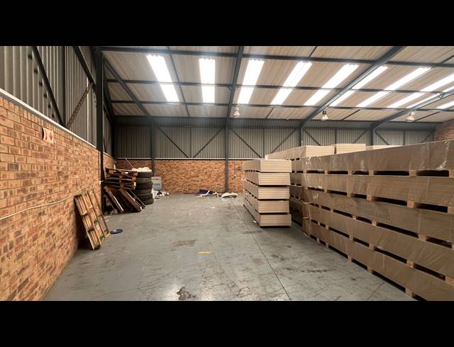 500M² WAREHOUSE TO LET IN SPARTAN